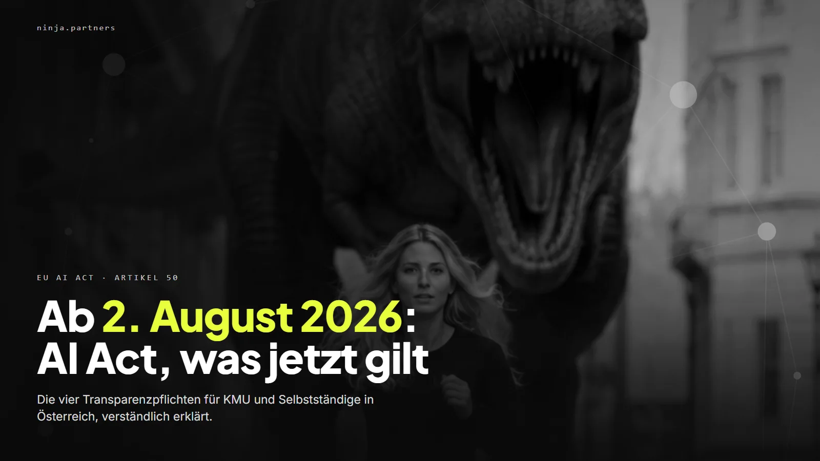 Monochromes Bild einer laufenden Frau vor einem T-Rex in einer Stadt, Sinnbild für die AI-Act-Frist am 2. August 2026.